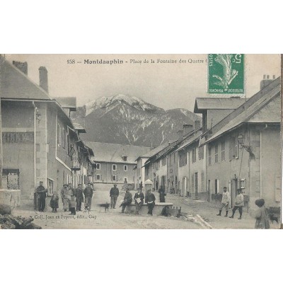 Mont-Dauphin - La Place de la Fontaine 1908